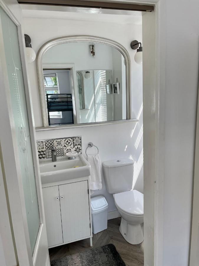 Barrs Court Beds Bed & Breakfast Warmley Dış mekan fotoğraf